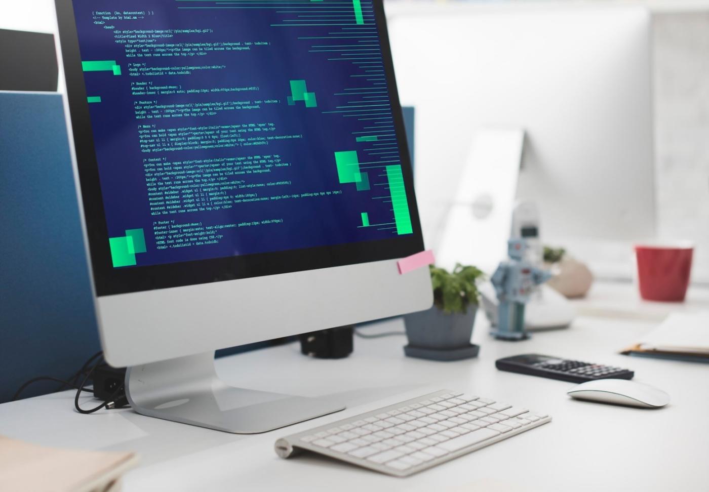 Team bei praktischer Zusammenarbeit während eines Workshop-Projekts